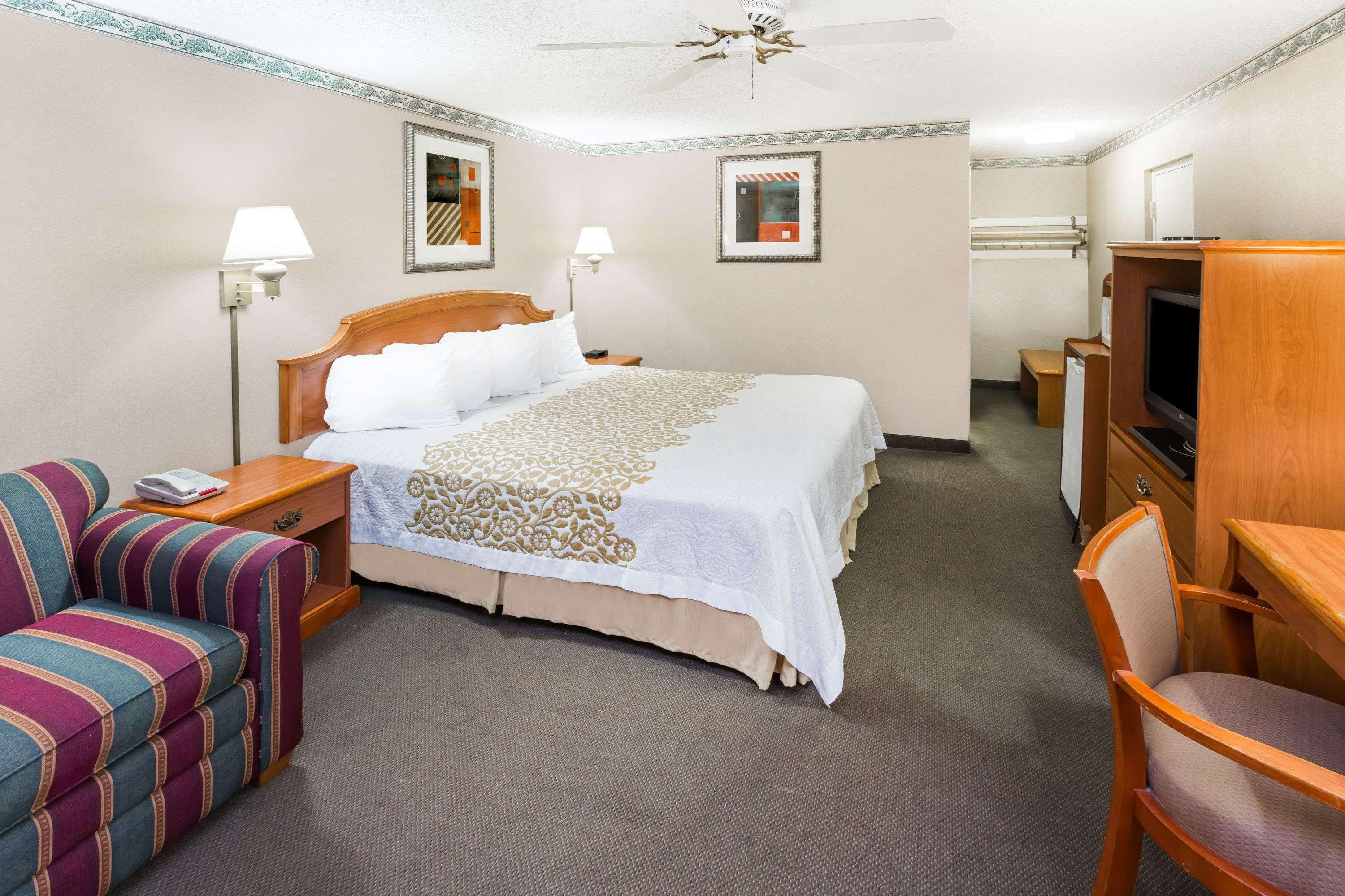 Days Inn By Wyndham Batesville Dış mekan fotoğraf