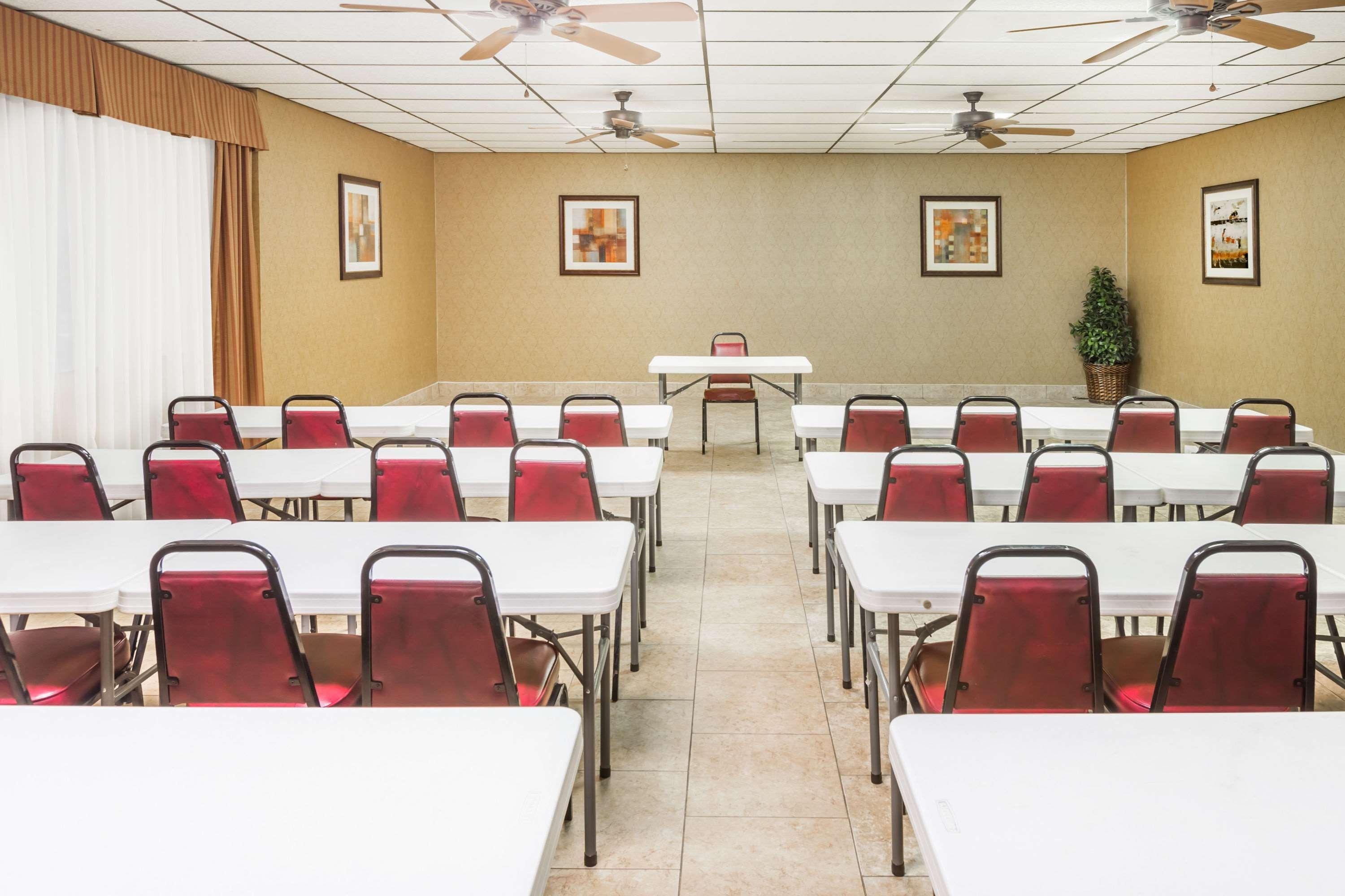 Days Inn By Wyndham Batesville Dış mekan fotoğraf